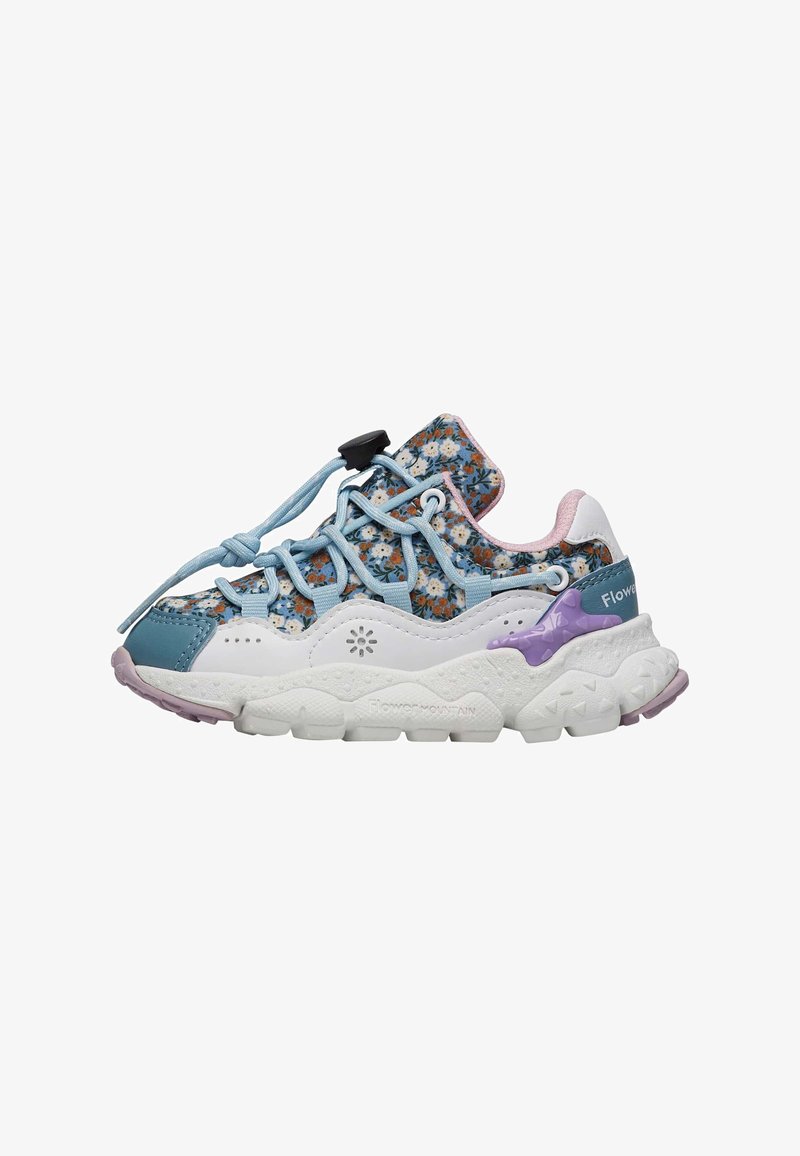 Baskets à motif floral bleu avec des accents blancs et lavande, dotées d'une semelle texturée, de lacets élastiques et d'une cheville rembourrée.