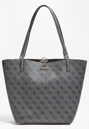 Duża szara torba typu tote z ciemnym wzorem monogramu, dwoma paskami na ramię oraz srebrnym emblematem z logo Guess na środku przodu.