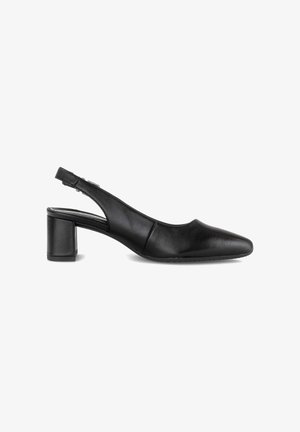 Zwarte leren slingback pump met afgeronde vierkante neus en blokhak van gemiddelde hoogte, zijaanzicht op witte achtergrond.