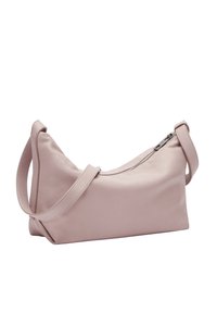 Borsa a tracolla in pelle rosa con design curvo, chiusura con zip e un singolo manico regolabile. Texture liscia e forma minimalista.