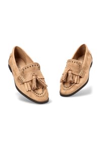 Mocasines de ante en tono marrón con flecos decorativos, tachuelas metálicas en los bordes y suela plana, ideales para un estilo casual.