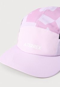 Ανοιχτό μοβ και ροζ καπέλο Adidas Terrex με γεωμετρικό μοτίβο και κυρτή γείσο σε λευκό φόντο.