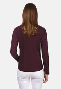 Bordeaux lange mouwen shirt met een strak ontwerp, zachte textuur en knoopmanchetten, met een getailleerde vorm en rugnaaddetails.