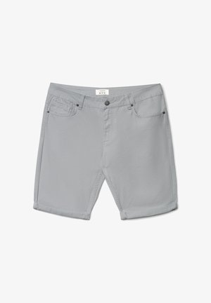 Pantaloncini in denim grigio chiaro con chiusura a bottone e cerniera, tasche frontali e taschino portamonete, orli risvoltati, mostrati distesi su uno sfondo bianco.