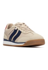 Zapatillas beige con rayas azul marino y acentos rojos. Presentan una parte superior texturizada, puntera redondeada y suela de goma. Diseño con cordones.