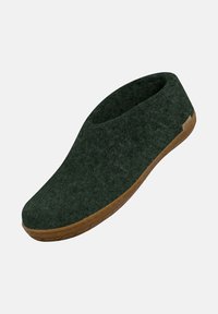 Pantofole verdi in feltro con design a bassa scollatura, suola piatta in gomma beige e tomaia senza cuciture per una texture liscia. Nessun hardware o dettaglio visibile.