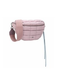Bolso de tela acolchada rosa con forma redondeada, que cuenta con un cierre de cremallera, correa ajustable y cuerdas de acento azul claro. Detalle del logo en plata.