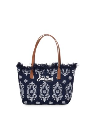 Sac cabas bleu marine avec broderie florale blanche, bord supérieur effiloché, logo « Mc2 Saint Barth » et poignées en cuir tan.
