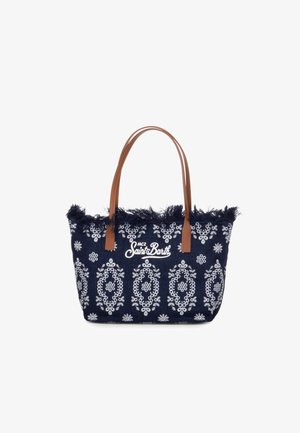Bolso tote azul marino con bordado floral blanco, borde superior deshilachado, logotipo "Mc2 Saint Barth" y asas de cuero tostado.