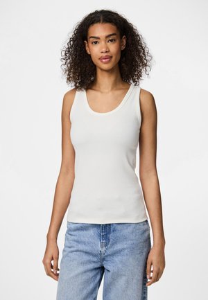 Camiseta sin mangas blanca de canalé con escote redondeado y ajuste ceñido, combinada con jeans de talle alto de color azul claro, diseño minimalista, construcción sin costuras.