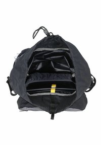 Bolsa de cordón negra con un interior espacioso que cuenta con múltiples compartimentos, un forro gris y una correa de acento amarilla para la organización.