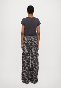 MICHAEL Michael Kors WIDE LEG CAMO - Traperice opuštenog kroja - charcoal