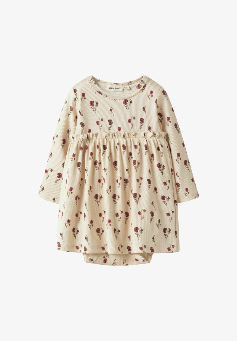 Długa kremowa sukienka z długim rękawem w kwiatowy wzór w odcieniach burgundu. Prążkowana tekstura i marszczony detal w talii. Regulowany dekolt dla komfortu.