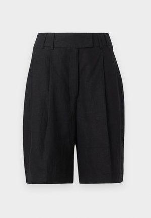 Pantalones cortos negros de talle alto, confeccionados a medida, con trabillas para cinturón, pliegues delanteros y cierre frontal oculto.