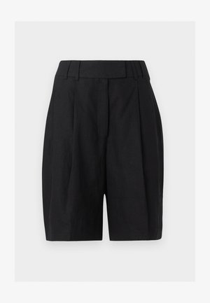 Pantalones cortos negros de talle alto, confeccionados a medida, con trabillas para cinturón, pliegues delanteros y cierre frontal oculto.