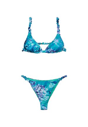 Set di bikini tie-dye che presenta una combinazione di colori blu e turchese, con spalline arricotellate e dettagli sia sulla parte superiore che su quella inferiore. Realizzato in materiale morbido.