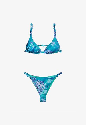 Set di bikini tie-dye che presenta una combinazione di colori blu e turchese, con spalline arricotellate e dettagli sia sulla parte superiore che su quella inferiore. Realizzato in materiale morbido.