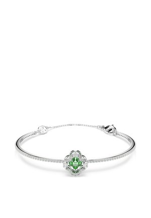 Pulsera de plata con un diseño central en forma de flor que presenta una piedra preciosa redonda verde, rodeada de pequeños cristales transparentes a lo largo de la banda.