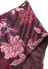 Högmidjade bikiniunderdelar i strukturerad, elastisk tyg med en vinröd bakgrund prydd med stora rosa blommönster och subtila blad.