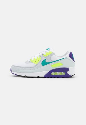 Biało-szary sneaker Nike Air Max z turkusowym znakiem Swoosh, neonowożółtymi akcentami, fioletowym detalem na śródpodeszwie oraz widoczną poduszką powietrzną.