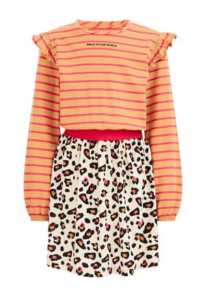 Oranje-roze gestreept top met lange mouwen en gerimpelde schouders met de tekst "SMILE TO THE WORLD", gecombineerd met een witte rok met luipaardprint.