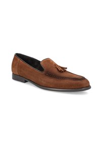 Brązowe zamszowe loafersy z designem mokasynów, ozdobnymi frędzlami, przeszyciami oraz niską, płaską czarną podeszwą.