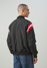New Era NBA CHICAGO BULLS PANEL BOMBER - Klubu apģērbs - black/red