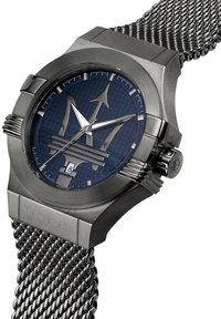 Maserati-horloge met een marineblauwe gestructureerde wijzerplaat, zilveren accenten, gedurfde drietandlogo, roestvrijstalen kast en mesh armband. Beschikt over een datumnuance.