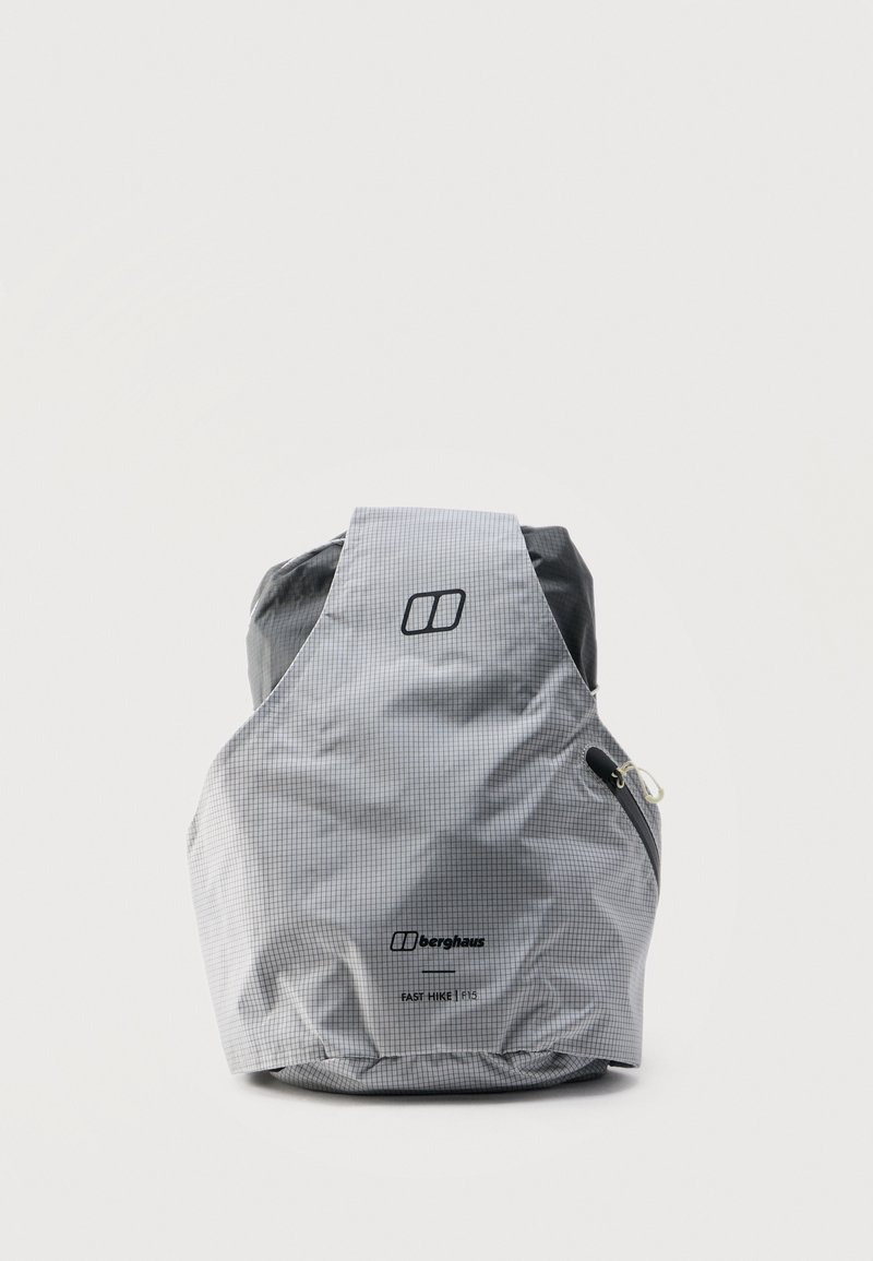 Sac à dos Berghaus Fast Hike 15 gris clair avec motif quadrillé subtil, logo frontal et poche latérale zippée, debout sur fond blanc.