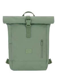 Groen roll-top rugzak gemaakt van gestructureerde stof, met een sluiting met gesp, een voorvak met ritssluiting en verstelbare schouderbanden.