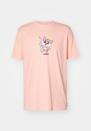 Ανοιχτό ροζ βαμβακερό T-shirt με εκτύπωση παιχνιδιάρικου καρτούν, στρογγυλή λαιμόκοψη και κοντά μανίκια. Χωρίς αξιοσημείωτα σχέδια ή αξεσουάρ.