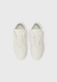 Adidași din piele albă cu vârf rotund, design cu șireturi, guler căptușit și logo-ul mărcii embosat pe limbă și pe lateral. Textură netedă.