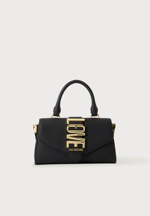 Sac à main noir avec une anse unique, fermoir doré marqué du mot LOVE, et marquage "Love Moschino" sur le rabat avant.