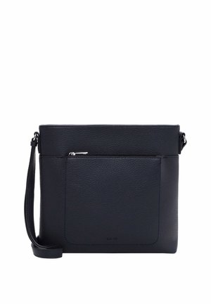 Schwarze Umhängetasche aus Leder mit vorderer Reißverschlusstasche und verstellbarem Riemen, minimalistisches Design, strukturierte Oberfläche und dezentes, eingeprägtes Logo.