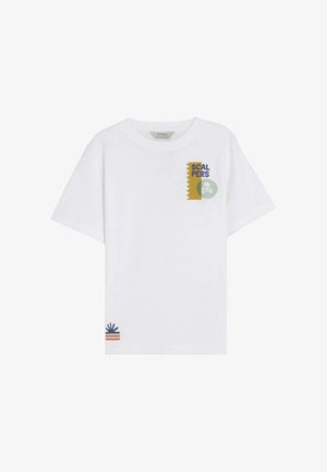 Wit T-shirt met korte mouwen met de tekst "SCALPERS" en schedelafbeelding linksboven, en klein blauw-oranje zonnestraalontwerp vlak bij de onderzoom.