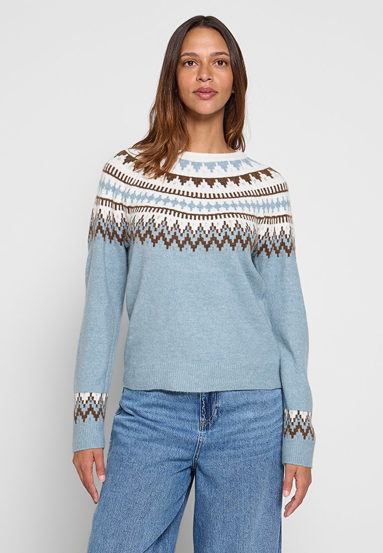 Maglione azzurro chiaro con yoke decorato in marrone e bianco, caratterizzato da design geometrici e polsini a coste. Materiale morbido e vestibilità comoda.