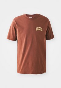 AITKIN CHEST TEE - Camiseta estampada - cappuccino