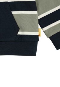 Sweater met een pulloverstijl in marineblauw, olijfgroen en witte strepen. Heeft een voorzak, ribgebreide boorden en een label op de naad. Van katoenmateriaal.