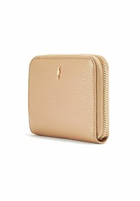 Beżowy portfel z fakturowanej skóry z złotym zamkiem błyskawicznym i małym złotym emblematem z przodu, stojący na białej powierzchni, ustawiony pod kątem w prawo.