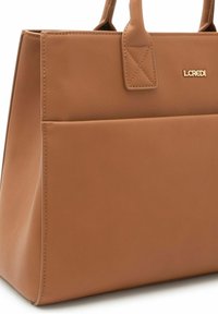 Borsa a mano in pelle color cuoio con design strutturato, caratterizzata da due manici, una tasca frontale e un dettaglio logo dorato. Texture liscia e stile minimalista.