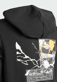 Felpa nera con cappuccio realizzata in un tessuto testurizzato, con una grafica sul retro ben visibile in bianco e giallo che rappresenta immagini dinamiche ed effetti di fulmini.