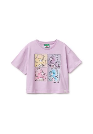 Lila T-shirt met korte mouwen met vier pastelgekleurde Care Bears in aparte vierkanten op de voorkant met de tekst "Care Bears".