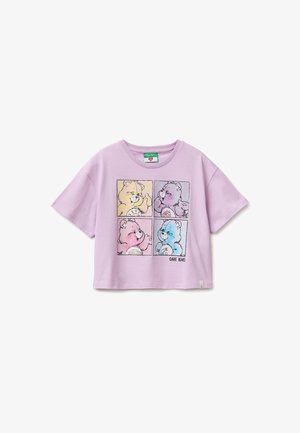 Camiseta de manga corta lila con cuatro Osos Amorosos de color pastel en cuadrados separados en el frente con texto "Care Bears".