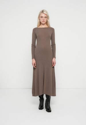 SWEATER DRESS - Strickkleid - toasted almond