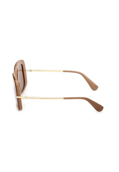 Lunettes de soleil carrées marron avec des branches fines en métal doré et des embouts en plastique marron, vues de profil sur fond blanc.