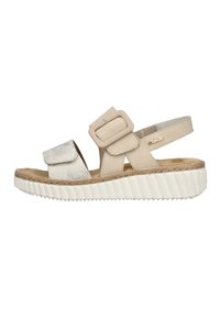 Beige sandal med en metallisk silverrem, bred spänne detalj, espadrille-stil jute mellersta sula, och ribbad vit gummiyttersula.
