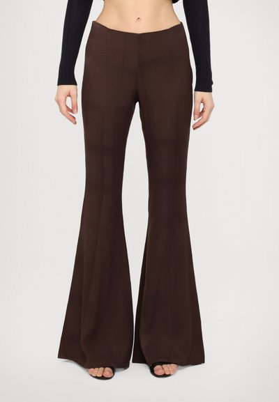 Pantalons évasés marron avec une texture lisse, présentant un motif à carreaux subtil. Design taille haute avec une ceinture minimaliste.