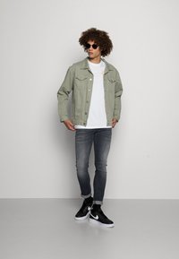 Nike Sportswear RIFF GRAPHIC TEE - T-shirt estampada - white