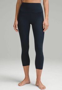 Svarta capril leggings med hög midja, tillverkade av ett slätt, elastiskt tyg. Har en figurnära design och är av ankellängd.