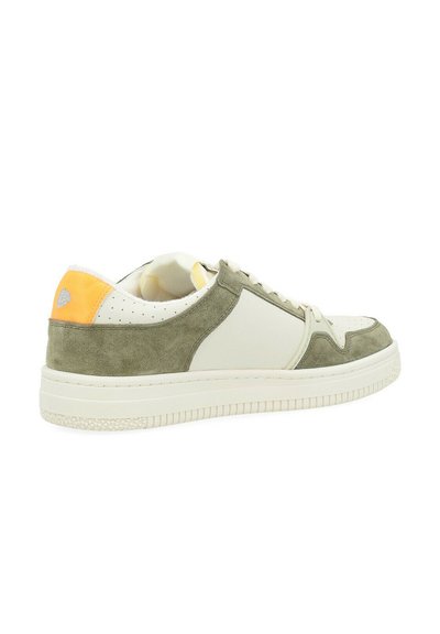 Sneaker in suede verde e pelle crema con suola in gomma bianca testurizzata, caratterizzato da un accento arancione nel tallone e dettagli perforati sul lato.